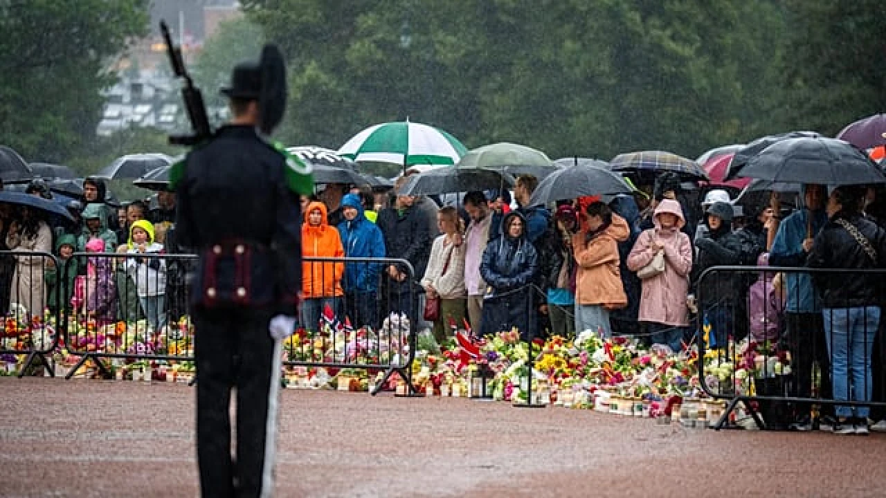 Norvège : Haakon VIII succède à Harald V après la mort du souverain