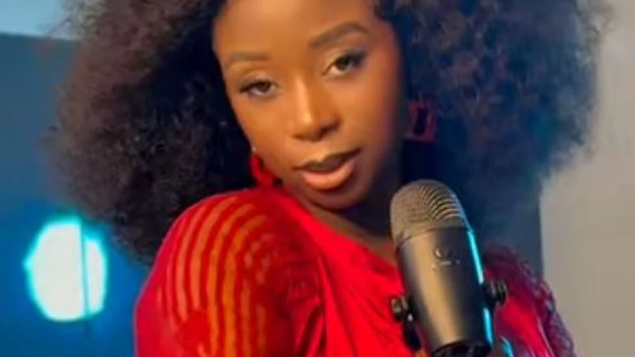 Adiouza partage une vidéo où elle apparaît en train de chanter
