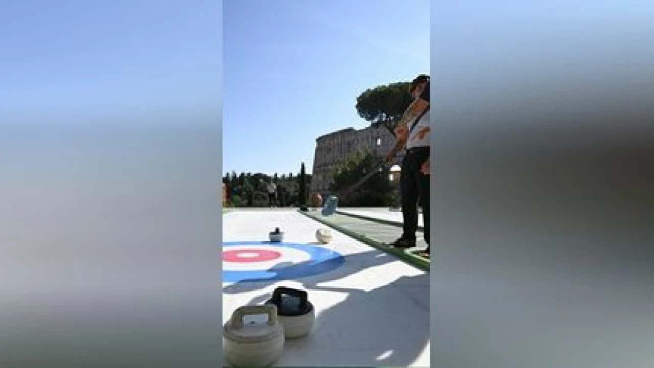 À Rome, des pistes de curling installées au pied du Colisée