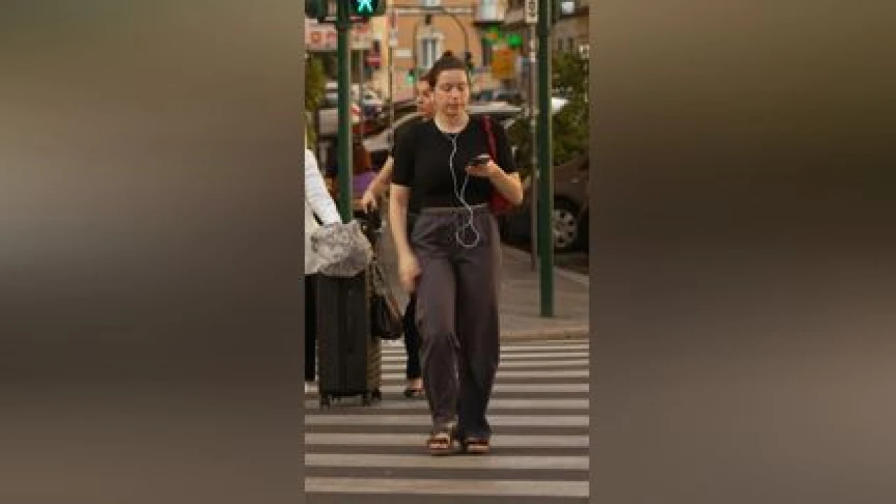 En Italie, le gouvernement envisage de sanctionner les piétons utilisant leur téléphone