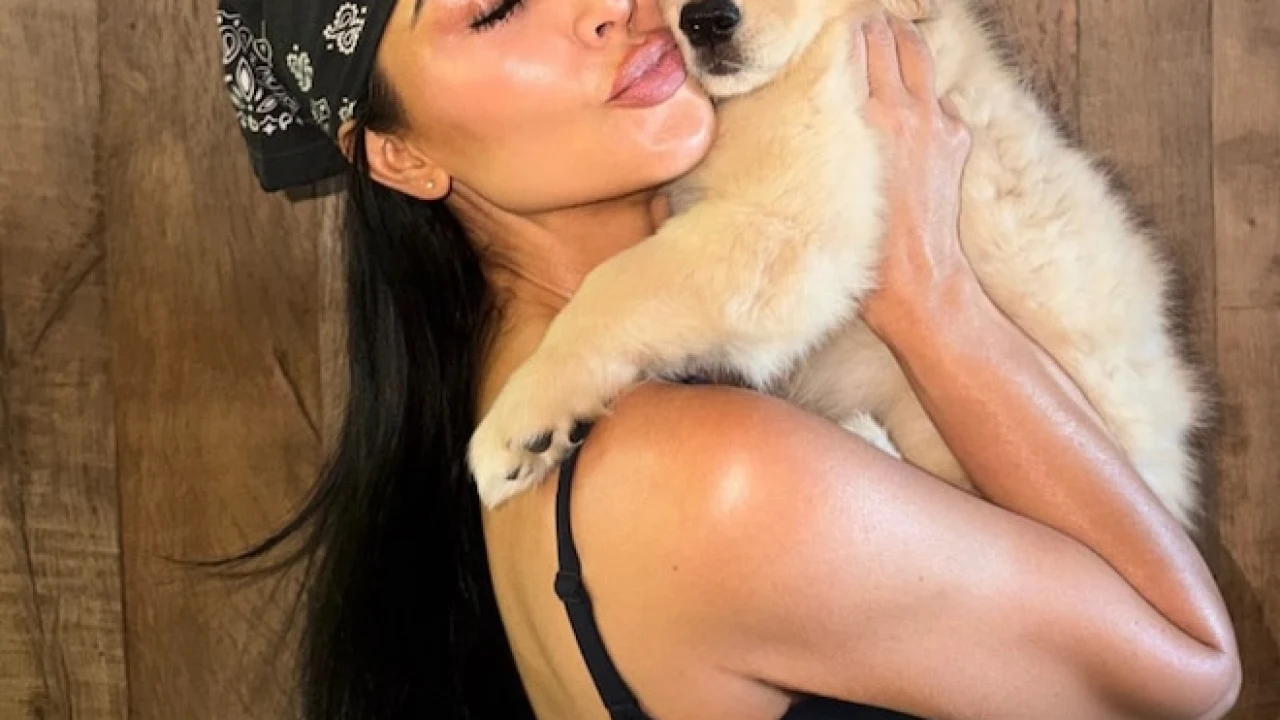Kim Kardashian partage une photo de sa fille avec le chiot offert par Lewis Hamilton