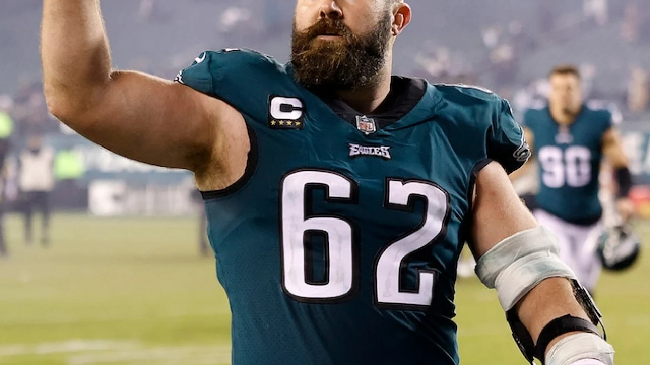 Jason Kelce s’essaie au sumo deux ans après sa retraite de la NFL