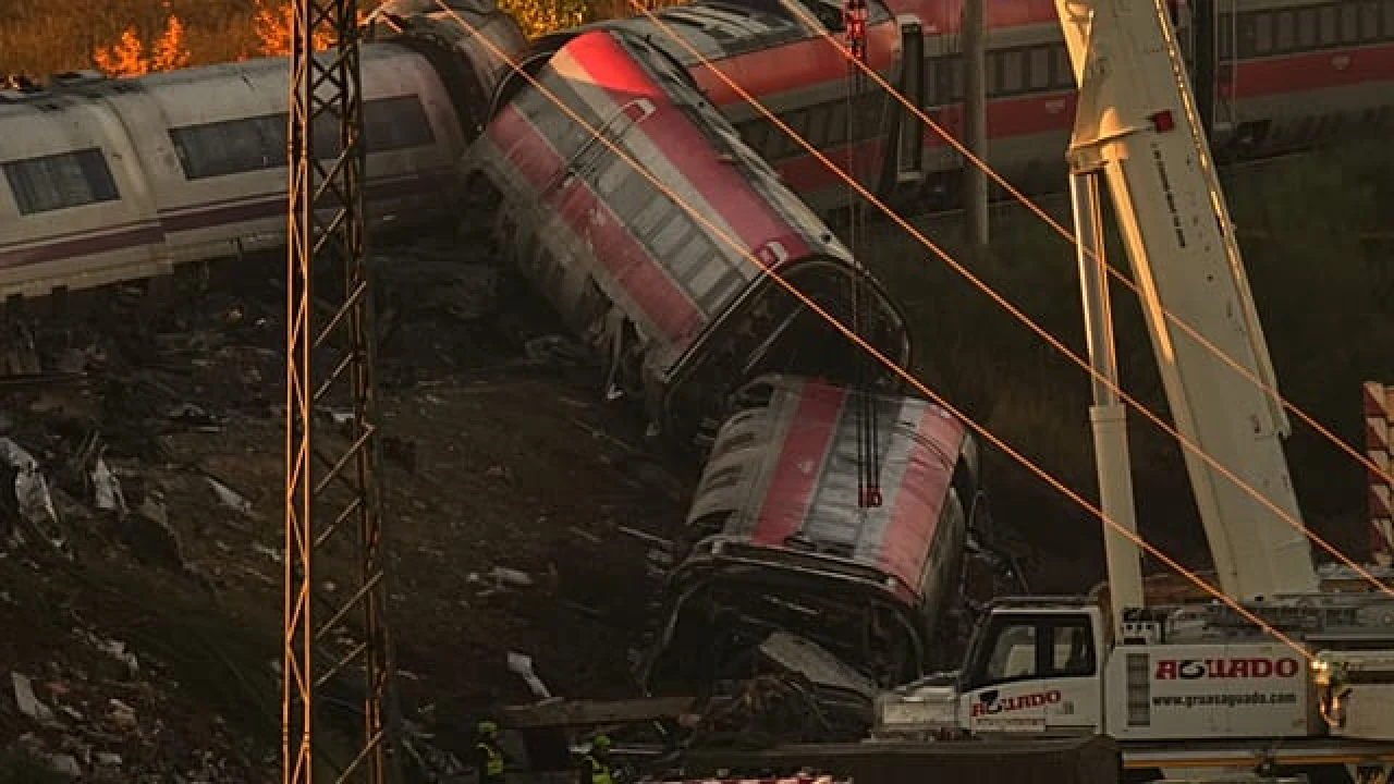 Espagne : déblaiement et identification après une collision ferroviaire près de Tolède