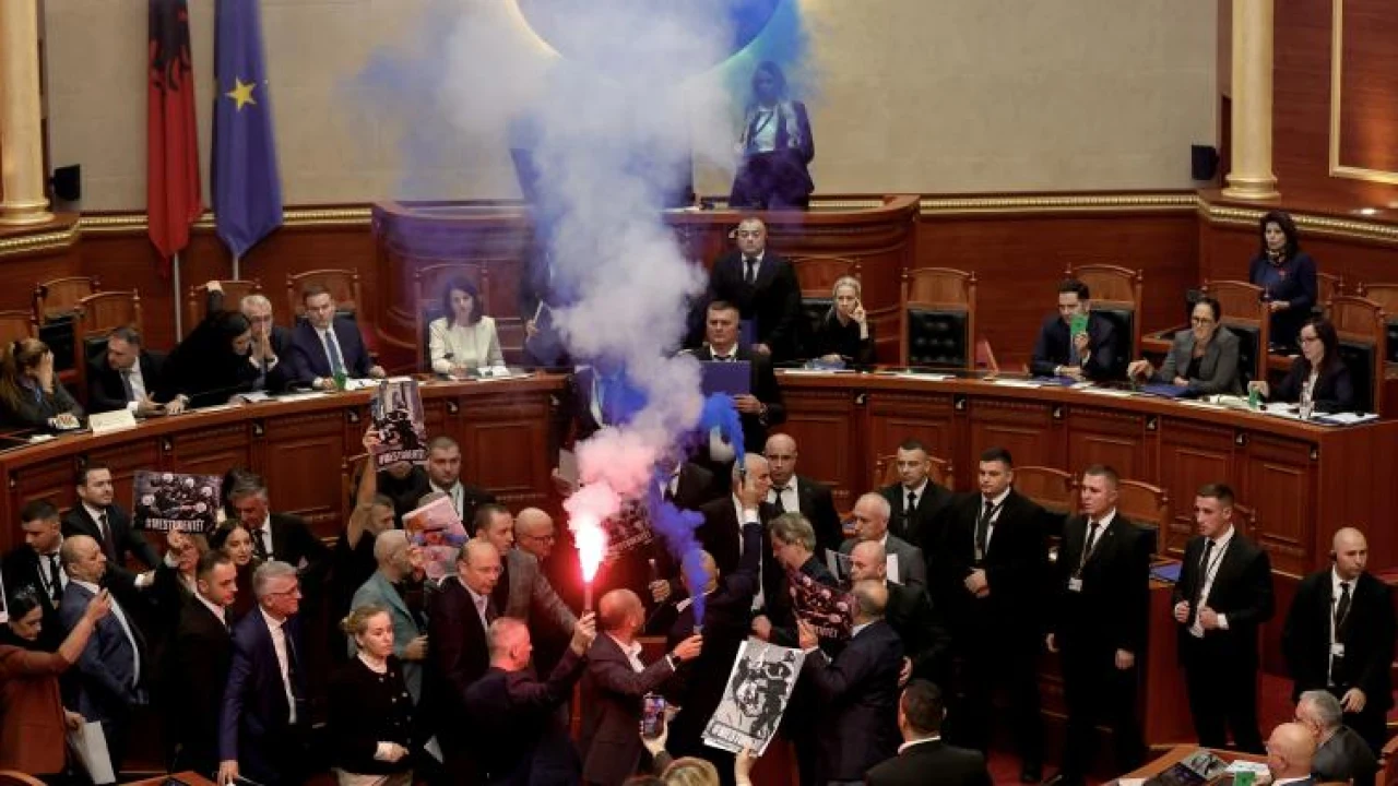 Albanie : fumigènes au Parlement sur fond de contestation à Tirana
