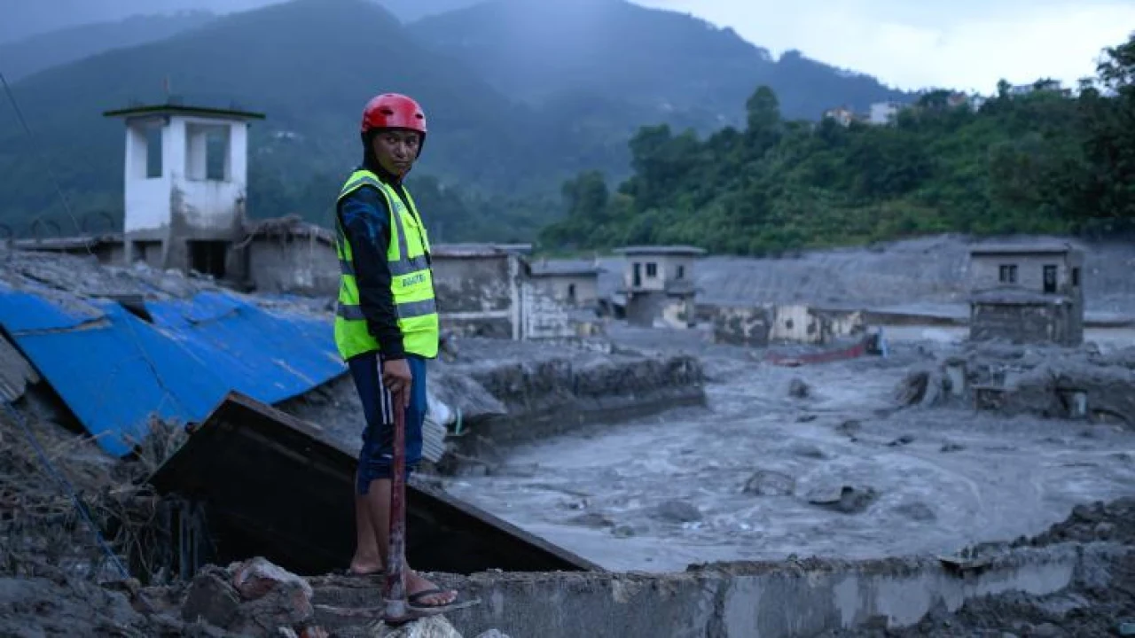 Himalaya : la montée des eaux entrave les secours après une crue meurtrière