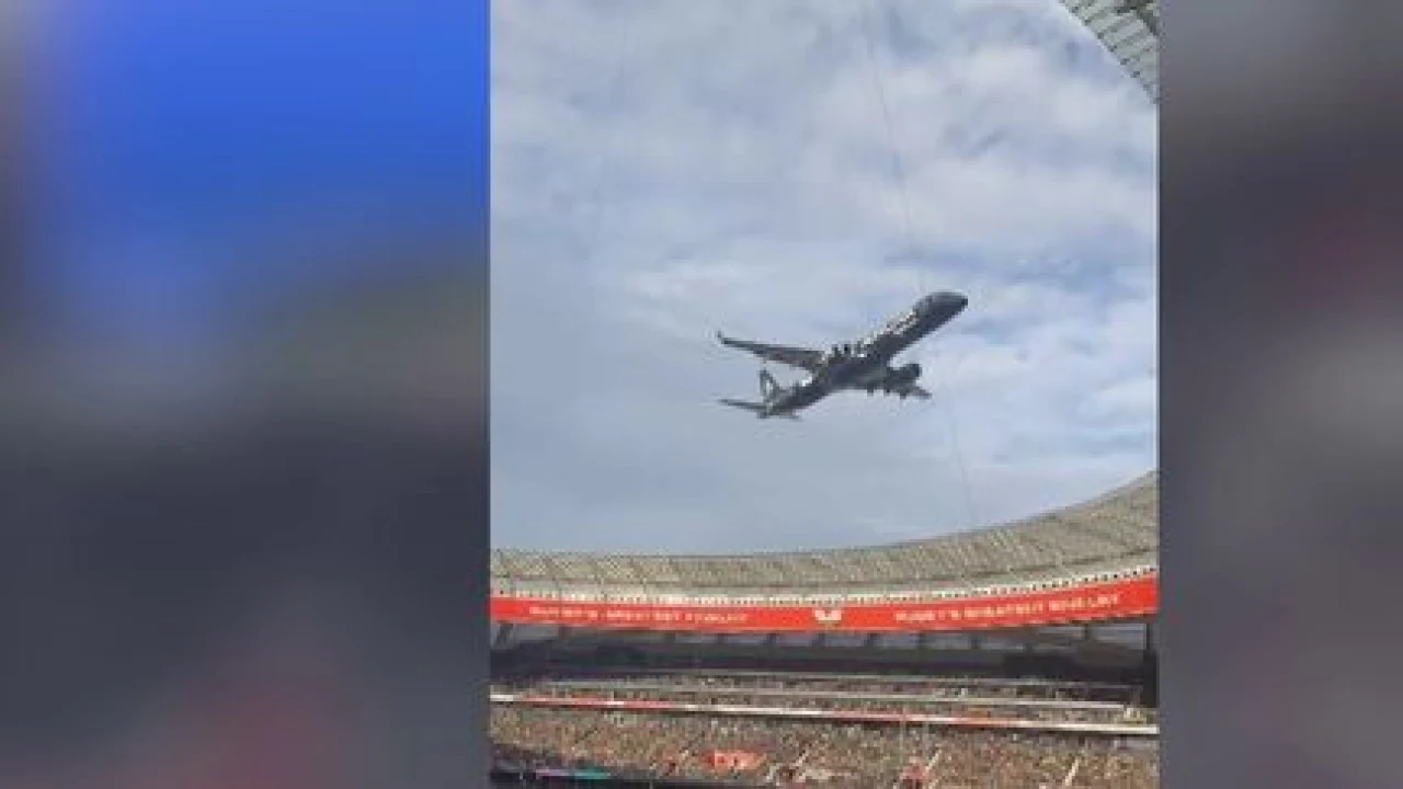 Afrique du Sud : le survol à basse altitude de deux avions de ligne au-dessus d’un stade suscite la polémique
