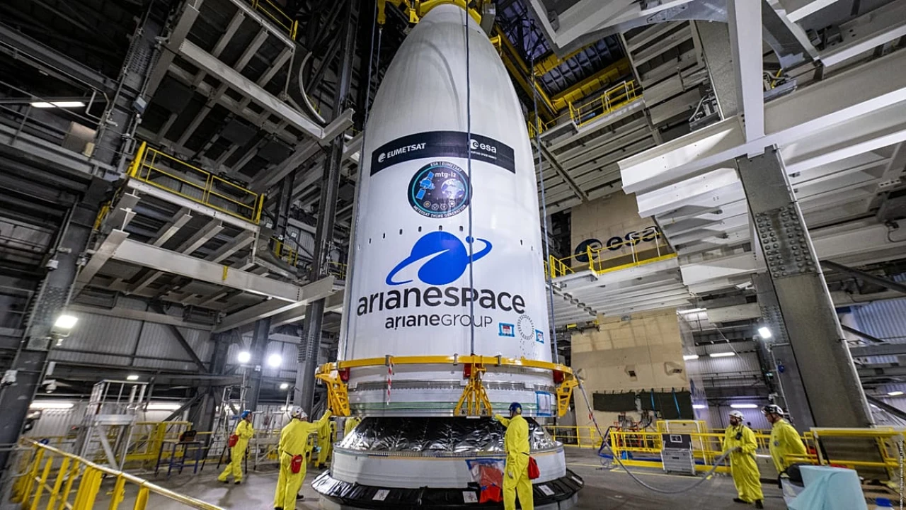 À Kourou, Ariane 6 et un satellite météo européen acheminés vers la rampe de lancement