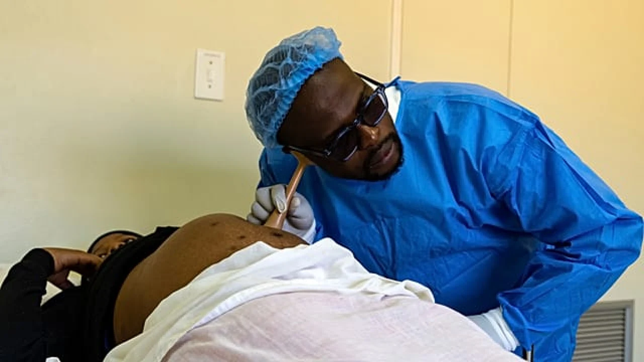 Au Lesotho, des hommes se forment au métier de sage-homme