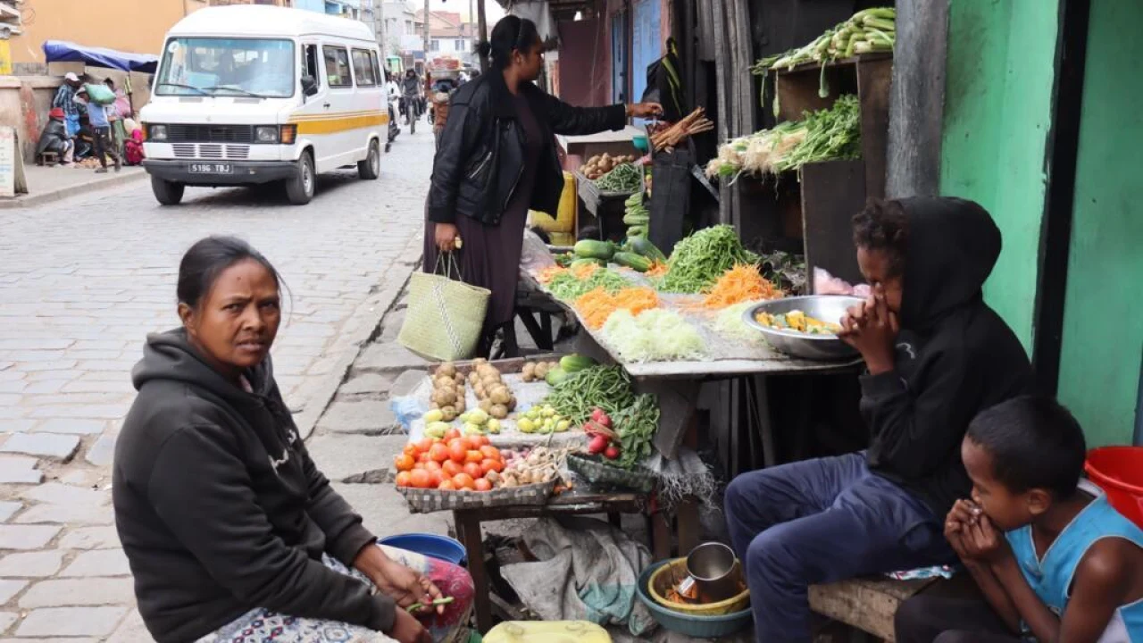À Madagascar, des familles réduisent leurs dépenses alimentaires à l’approche de la rentrée