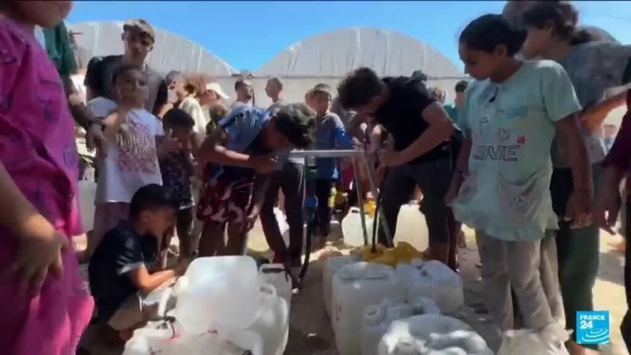 À Gaza, un camion de dessalement apporte de l’eau potable dans des camps de déplacés
